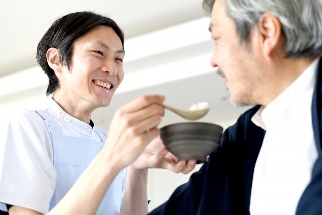 エプロン姿の介助士男性.jpg